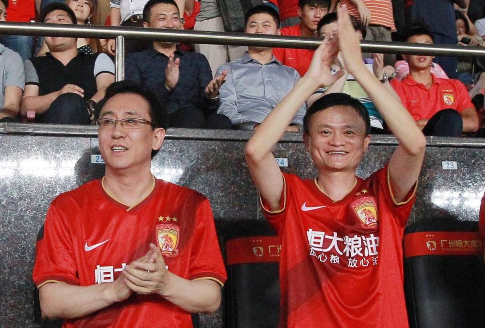 萧海龙对叶辰讽刺道：好，看在若琳的面子上，今天就让你蹭我一顿饭，也让你见识见识高档酒店长什么样。